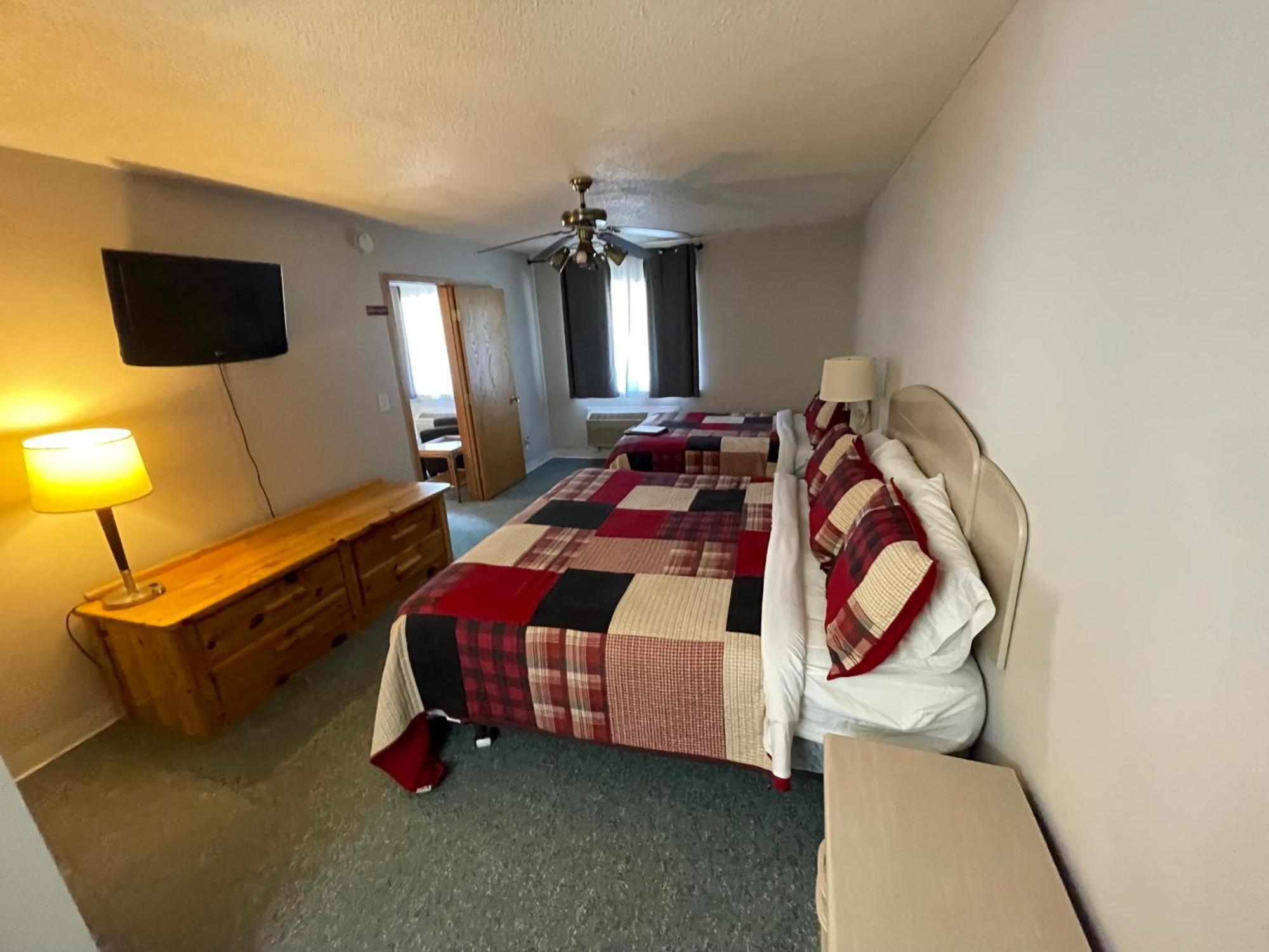 Trails Inn Quadna Mountain Motel & Rv Park Hill City Room photo
