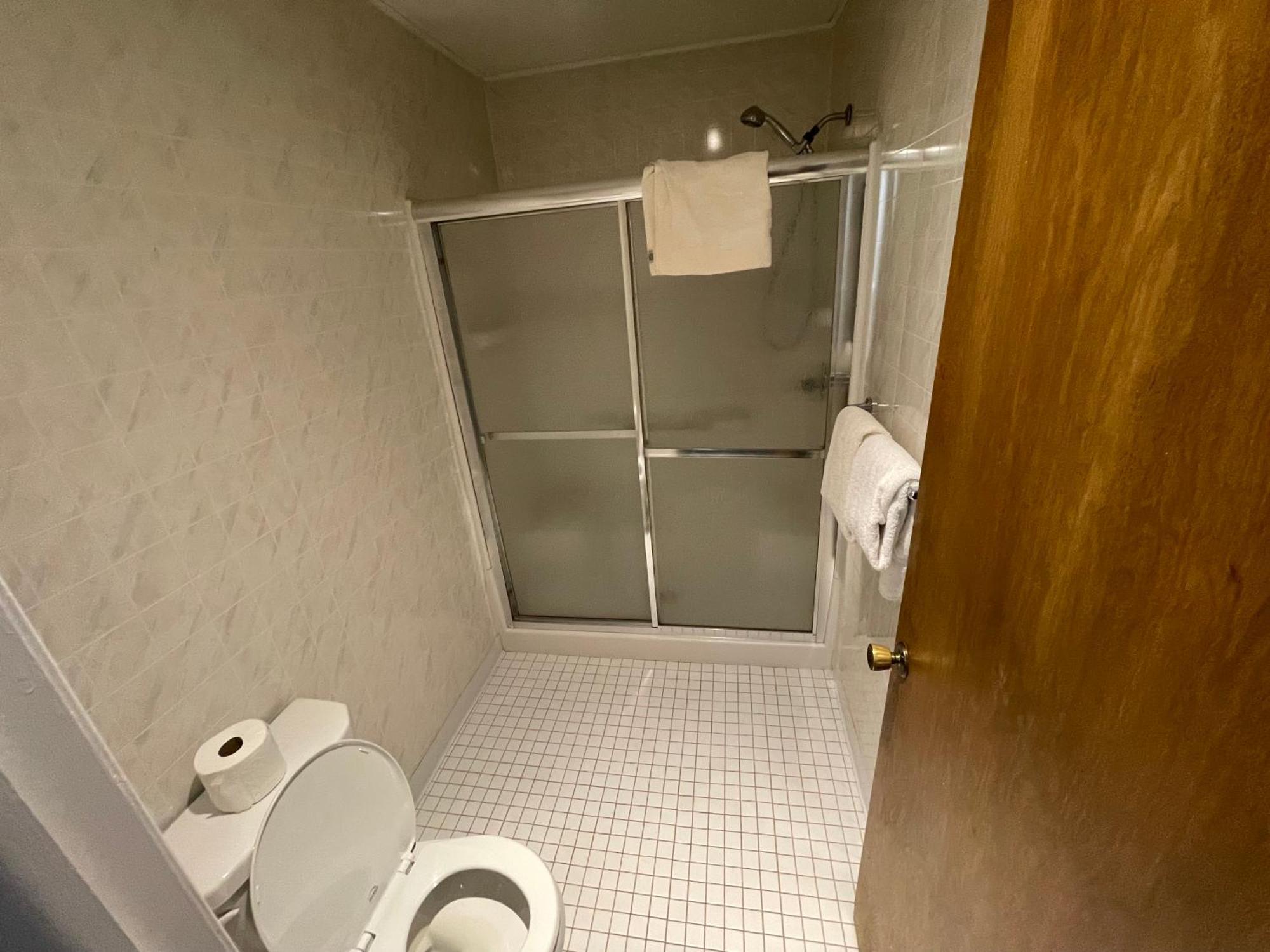 Trails Inn Quadna Mountain Motel & Rv Park Hill City Room photo