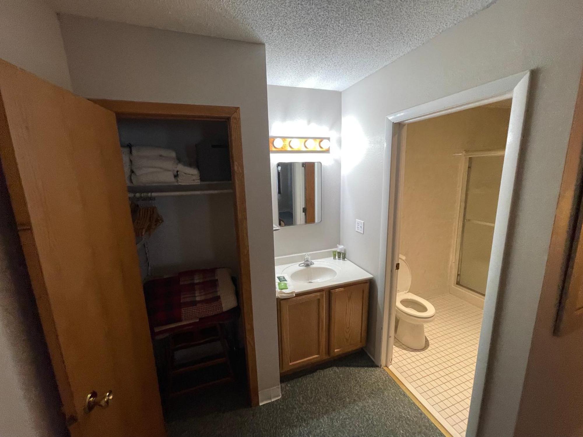 Trails Inn Quadna Mountain Motel & Rv Park Hill City Room photo